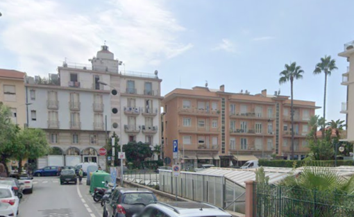 Bordighera, scarico merci in via Vittorio Emanuele II: scatta il divieto di sosta