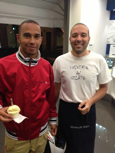 Lewis Hamilton goloso di gelato: capatina all’”Universo” di Bordighera per il campione di Formula 1