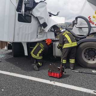 Scontro tra due camion sulla A10 tra Imperia e Taggia: intervento dei Vigili del Fuoco e del 118 (Foto)