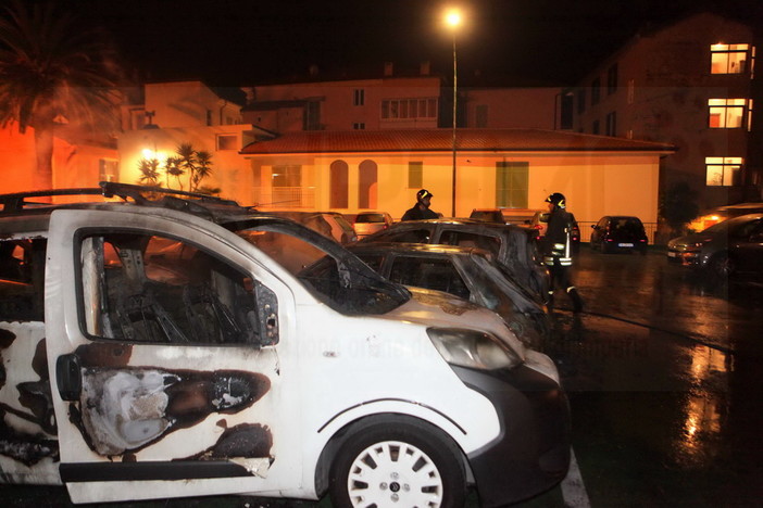 Vallecrosia: incendio in via San Vincenzo, rogo partito dall'auto di un agente della Municipale