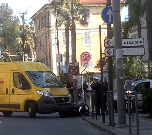 Sanremo: forse una manovra errata, furgone investe uno scooter in corso Cavallotti (Foto)
