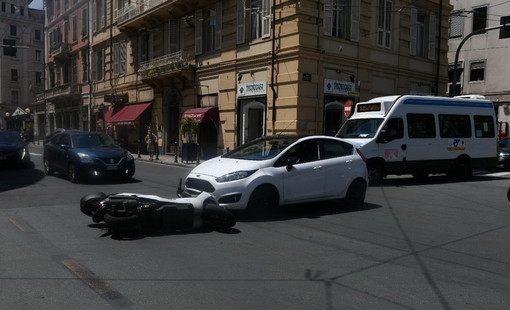 Sanremo: due lievi incidenti in via Roma, un ferito nello scontro tra uno scooter e un'auto (Foto)