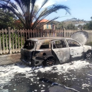 Riva Ligure: auto va a fuoco in via Vigne, intervento dei pompieri e strada chiusa al traffico (Foto e Video)