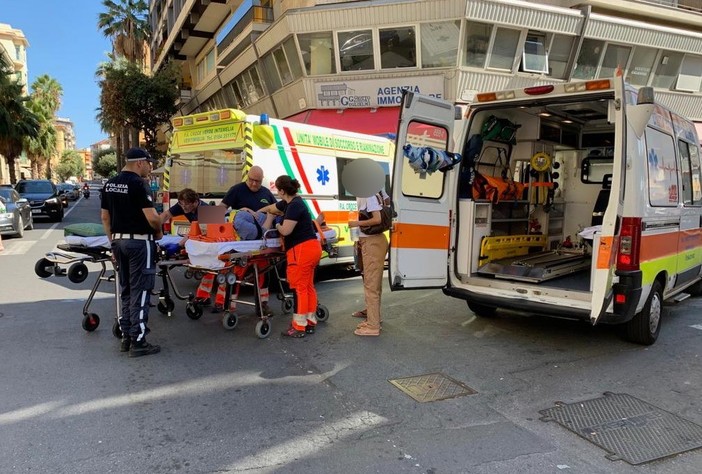 Ventimiglia: incidente stradale in via Roma, donna investita sulle strisce ed intervento del 118 (Foto)