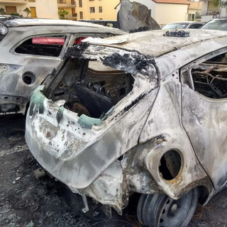 Arma di Taggia: incendio di stanotte, due le auto distrutte e 5 quelle danneggiate, per ora l'ipotesi è del corto circuito