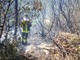 Vasto incendio boschivo tra Cipressa e Lingueglietta: fiamme vicino alle case e al cimitero di Costarainera