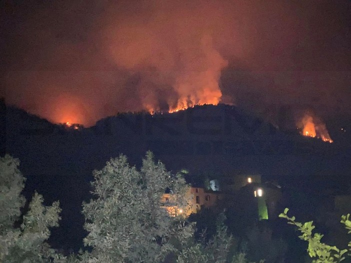 Ventimiglia: dopo il presidio notturno ripreso lo spegnimento dell'incendio, in arrivo gli elicotteri (Foto)