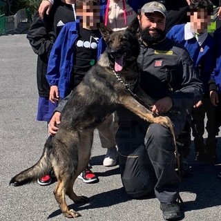 Ospedaletti: 'lezione' della Guardia di Finanza e dell'unità cinofila agli studenti della 'De Amicis' (Foto)