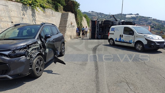 Sanremo: camion 'aggancia' un'auto con gli stabilizzatori e ne distrugge altre due in via Calvino (Foto)
