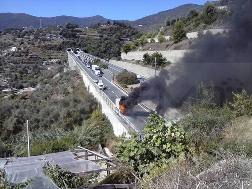 Sanremo: camion frigo in fiamme sull'autostrada all'altezza di San Pietro, pronto intervento dei Vigili del Fuoco