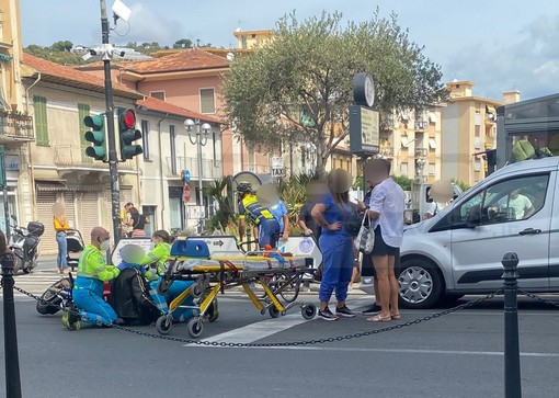 Vallecrosia: auto tampona moto al semaforo di via Aprosio, 57enne lievemente ferito (Foto)