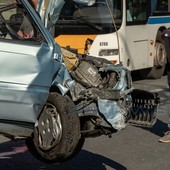 Incidente a Taggia: auto sbatte contro un muro, anziano finisce all'Ospedale