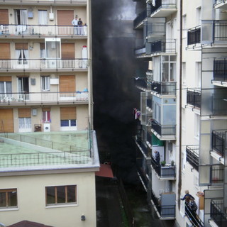 Ventimiglia: incendio di oggi in via Oberdan, le foto della nostra lettrice Debora