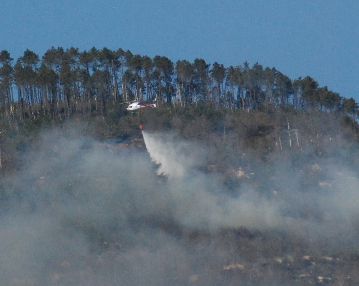 Sanremo: incendio di bosco e sterpaglie tra San Romolo e Monte Bignone, due elicotteri in azione