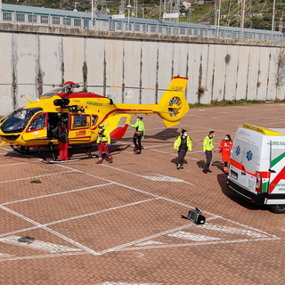 Taggia: scontro tra auto e moto alla rotonda all'uscita dell'Aurelia Bis, 53enne portato in elicottero (Foto)