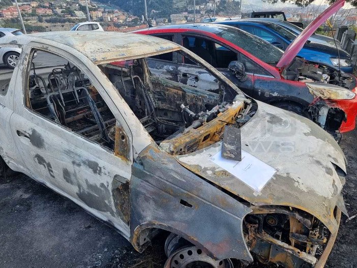 Ventimiglia: fiamme anche stanotte nella città alta, a fuoco tre auto e il tetto dell'ex convento di suore (Foto)