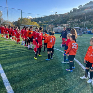 Calcio: nella 2a giornata del campionato CSI, una squadra tutta femminile contro i pulcini di Badalucco