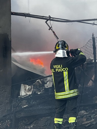 Ventimiglia sotto assedio delle fiamme: tre roghi lungo il Roya, case evacuate e città bloccata (Foto e Video)