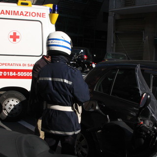 Sanremo: scontro tra un'auto ed una moto in via Pietro Agosti, 82enne lievemente ferito