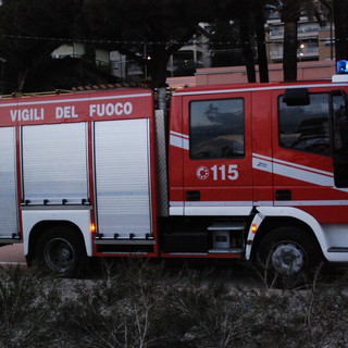 Sanremo: incendio di sterpaglie in via D'Annunzio. Intervento anche nell'entroterra di Imperia