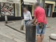 Sanremo: ecco i 'furbetti' dell'immondizia, in due per gettare un sacchetto nel cestino di strada (Foto)