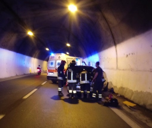 Donna perde il controllo dell'auto sull'Aurelia Bis e finisce contro la parete della galleria (Foto)