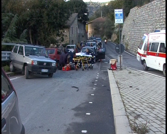 Pontedassio: spettacolare incidente sulla statale per Nava, 3 feriti lievi