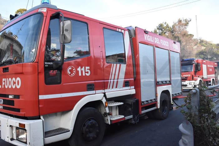 A fuoco un tetto a Perinaldo: intervento dei pompieri, casa disabitata e bonifica in corso