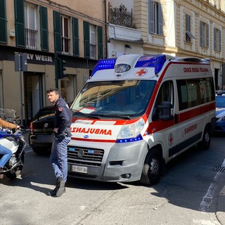 Sanremo: dimentica il freno a mano e l'auto investe un 80enne al semaforo di via Feraldi (Foto)