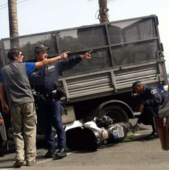 Sanremo: scooter sotto a un camion in corso Imperatrice, miracolosamente illesa la conducente