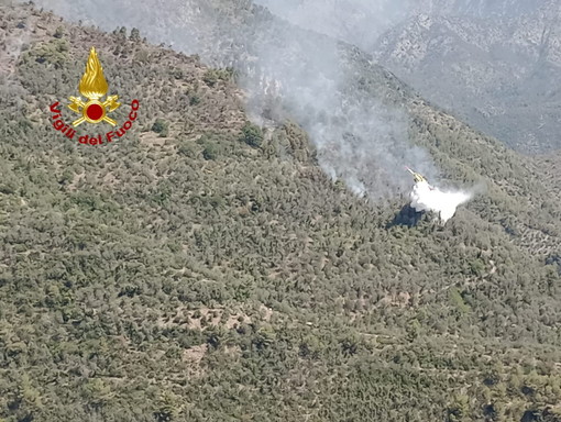 Incendio in Val Roya, proseguono le operazioni di spegnimento: operativi un Canadair e due elicotteri regionali (Foto e Video)