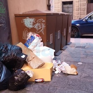 Imperia: 'furbetti' dell'immondizia in vico Castello, un lettore chiede lo spostamento dei cassonetti