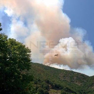 Provincia di Imperia sempre nella morsa degli incendi: nuovo rogo di bosco stavolta a Torre Paponi