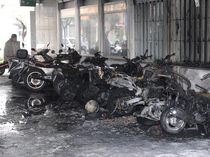 Imperia: incendio scooter, un anziano rimane intossicato