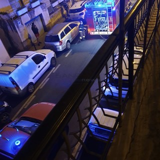 Sanremo: principio di incendio stanotte in via Martiri, timori per il vicino deposito di bombole del gas (Foto)