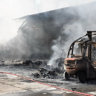 Sanremo: incendio di stamattina alla 'Recup Fer' vietato l'uso dell'acqua sorgiva e la raccolta di ortaggi e frutta nella zona