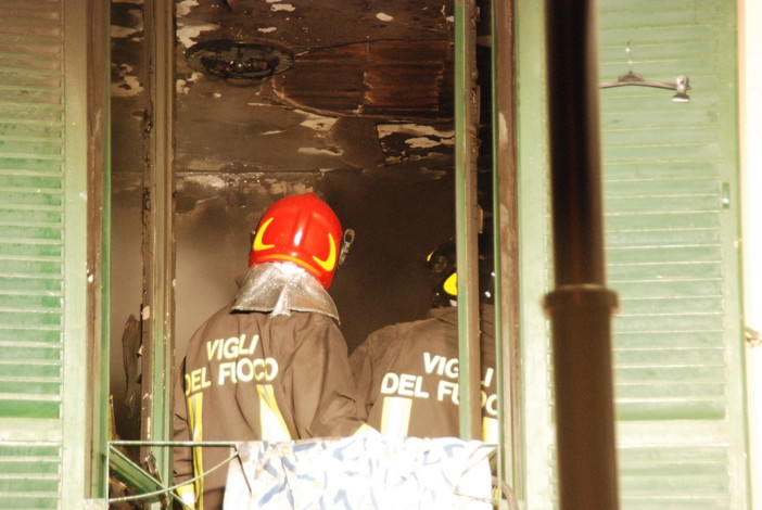 Pieve di Teco: incendio di ieri nel centro storico, secondo piano inagibile dopo il rogo