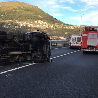 Ventimiglia: incidente stamattina sulla Statale 20, si capotta un mezzo della nettezza urbana