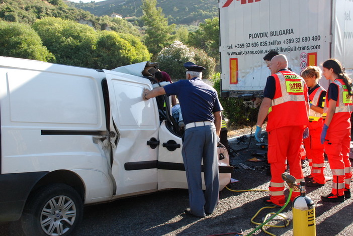 Imperia: tamponamento tra due Tir sull'autostrada, fortunatamente senza feriti gravi