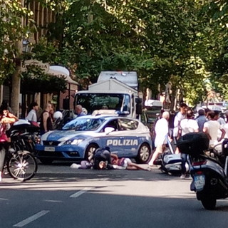 Sanremo: donna attraversa fuori dalle strisce in corso Garibaldi, investita da uno scooter (Foto)