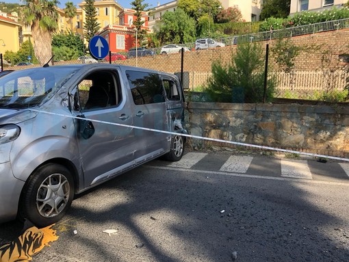 Imperia: si capottano sul lungomare Vespucci, nonna, mamma e due bimbe finiscono in ospedale (Foto)