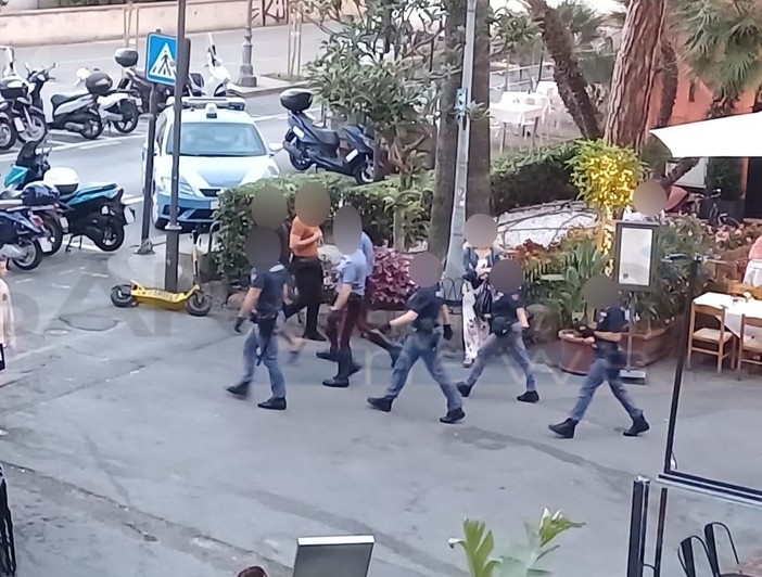 Sanremo: insulti a sfondo razziale da un dehors all'altro in piazza Bresca, uomo portato via dai Carabinieri (Foto)