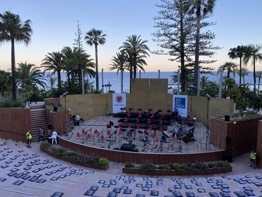 Sanremo: Festival si o no? Per ora nessun rinvio mentre al posto del palco in piazza spunta l'ipotesi 'Alfano'