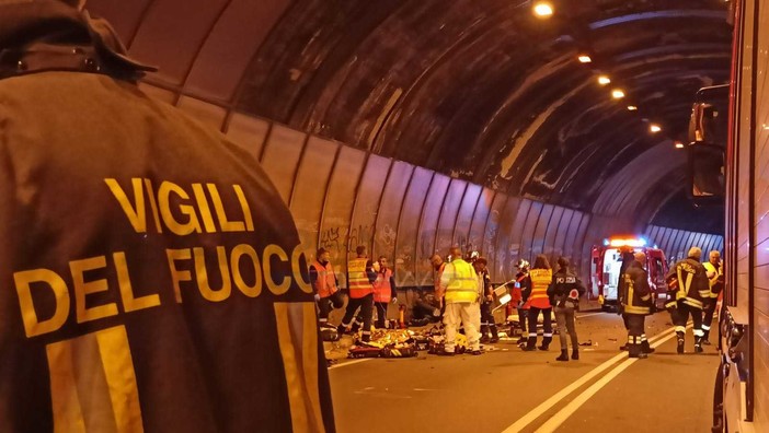 Ventimiglia: maxi tamponamento tra camion sulla A10 Genova-Ventimiglia, traffico pesante in direzione Italia