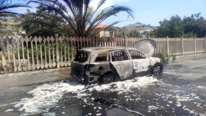 Riva Ligure: auto va a fuoco in via Vigne, intervento dei pompieri e strada chiusa al traffico (Foto e Video)