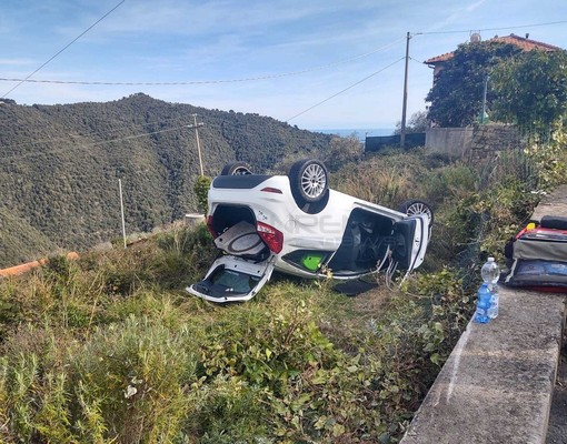 Ceriana: auto finisce fuoristrada, mobilitazione di soccorsi per i due occupanti lievemente feriti