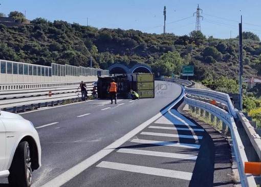 Furgone cappottato sulla A10: disagi alla viabilità tra Andora e Albenga (FOTO)