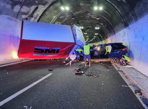 Incidente mortale di domenica notte sulla A10: la Bmw aveva percorso 500 metri contromano prima dello schianto