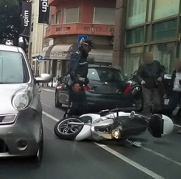 Sanremo: incidente in via Roma, scooter centra un'auto e finisce sull'altra corsia (Foto)