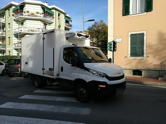 Ventimiglia: donna investita in via Cabagni Baccini, trasferita in elicottero al 'Santa Corona' (Foto e Video)